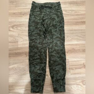 Camouflage lululemon pants size 4